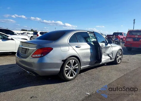 2016 Mercedes-Benz C 300 z USA, uszkodzony, nr VIN 55SWF4JB1GU114714